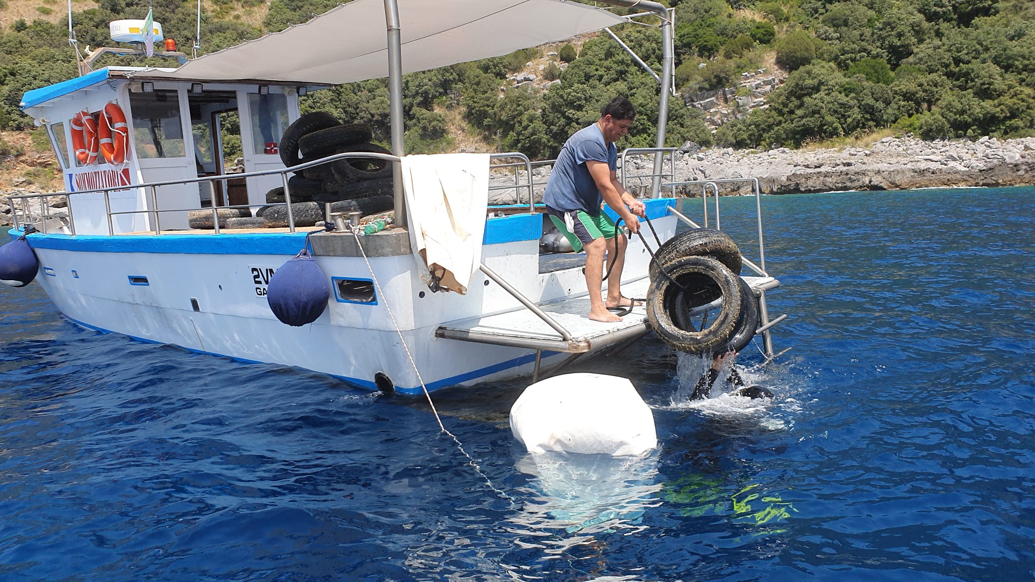 Sapri, oltre 70 pneumatici fuori uso recuperati in mare