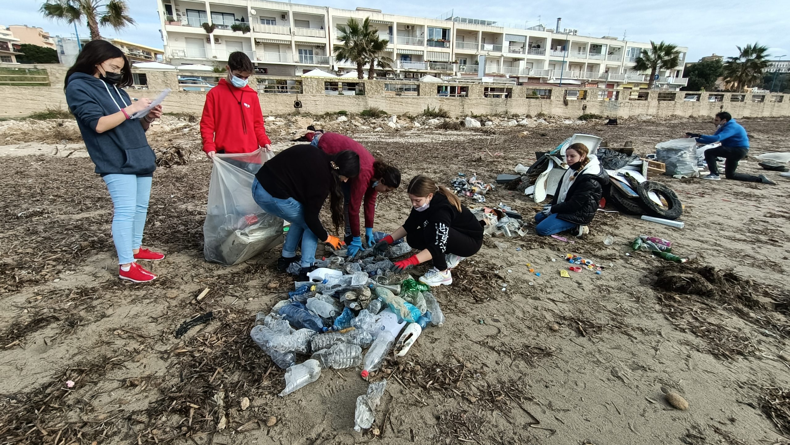 Più di 6 quintali di rifiuti portati via dalla spiaggia dello Stazzone a Sciacca
