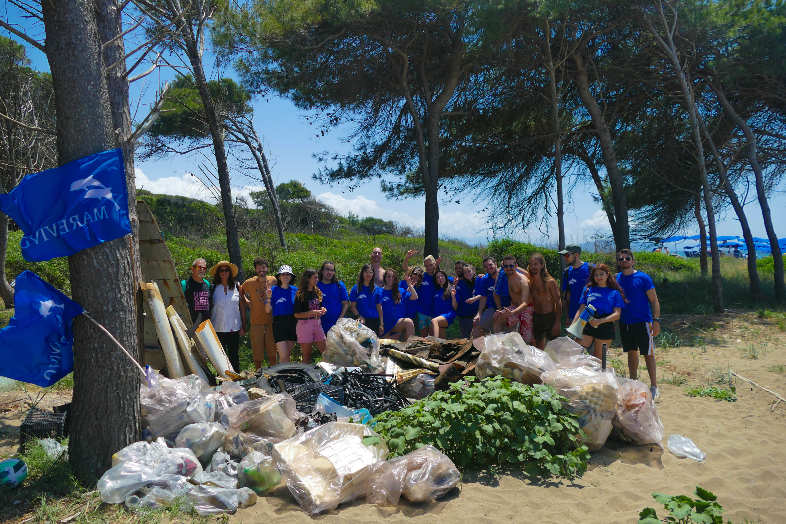 I volontari di Paestum raccolgono oltre 4 tonnellate di rifiuti durante la seconda pulizia per Adotta Una Spiaggia