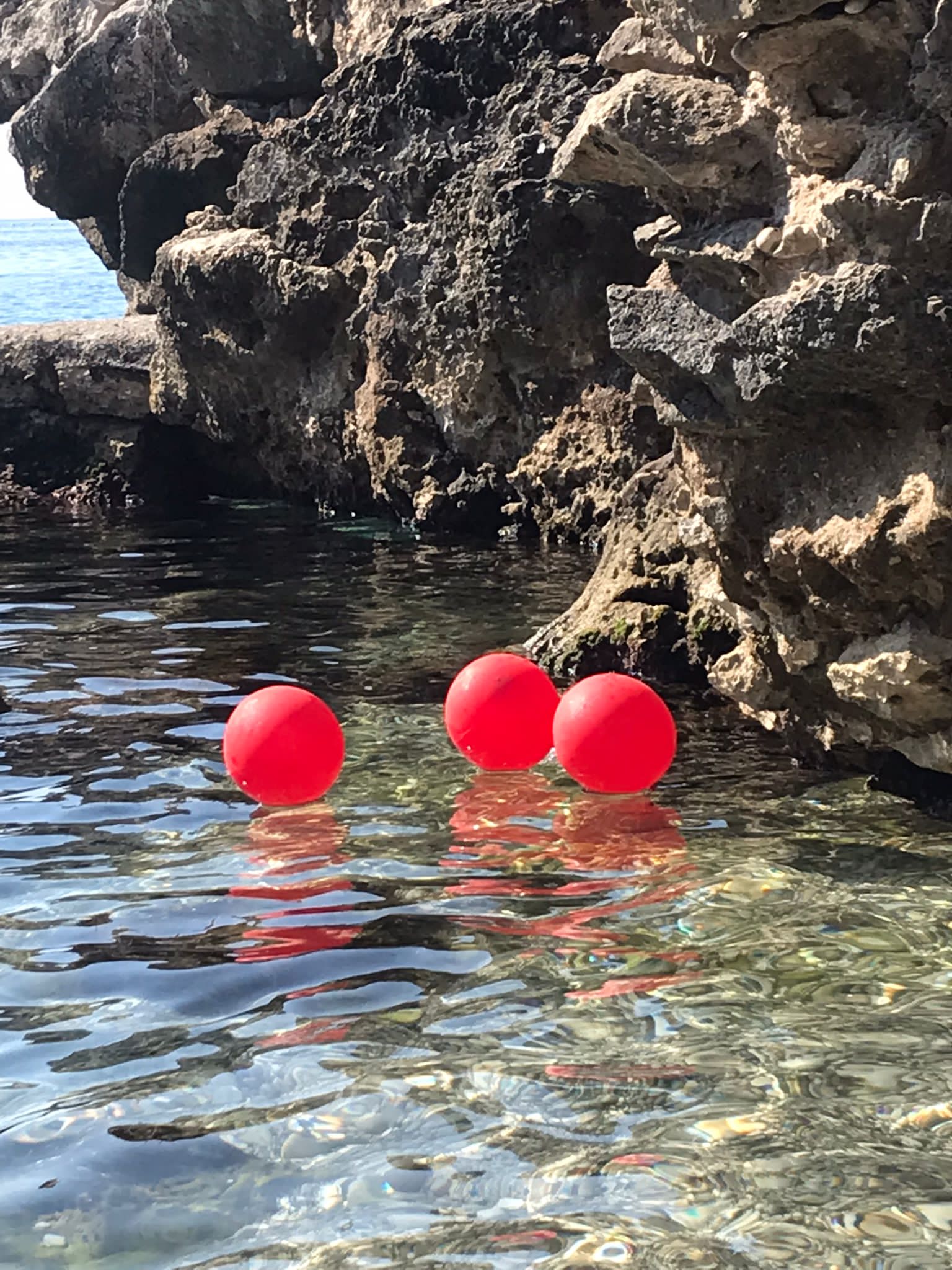 I palloncini sono arrivati persino nelle grotte di Capri