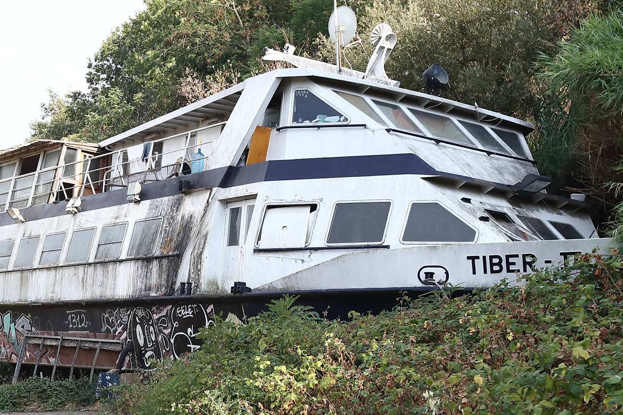 Dopo oltre un decennio nel Tevere, al via la rimozione del relitto “Tiber II”
