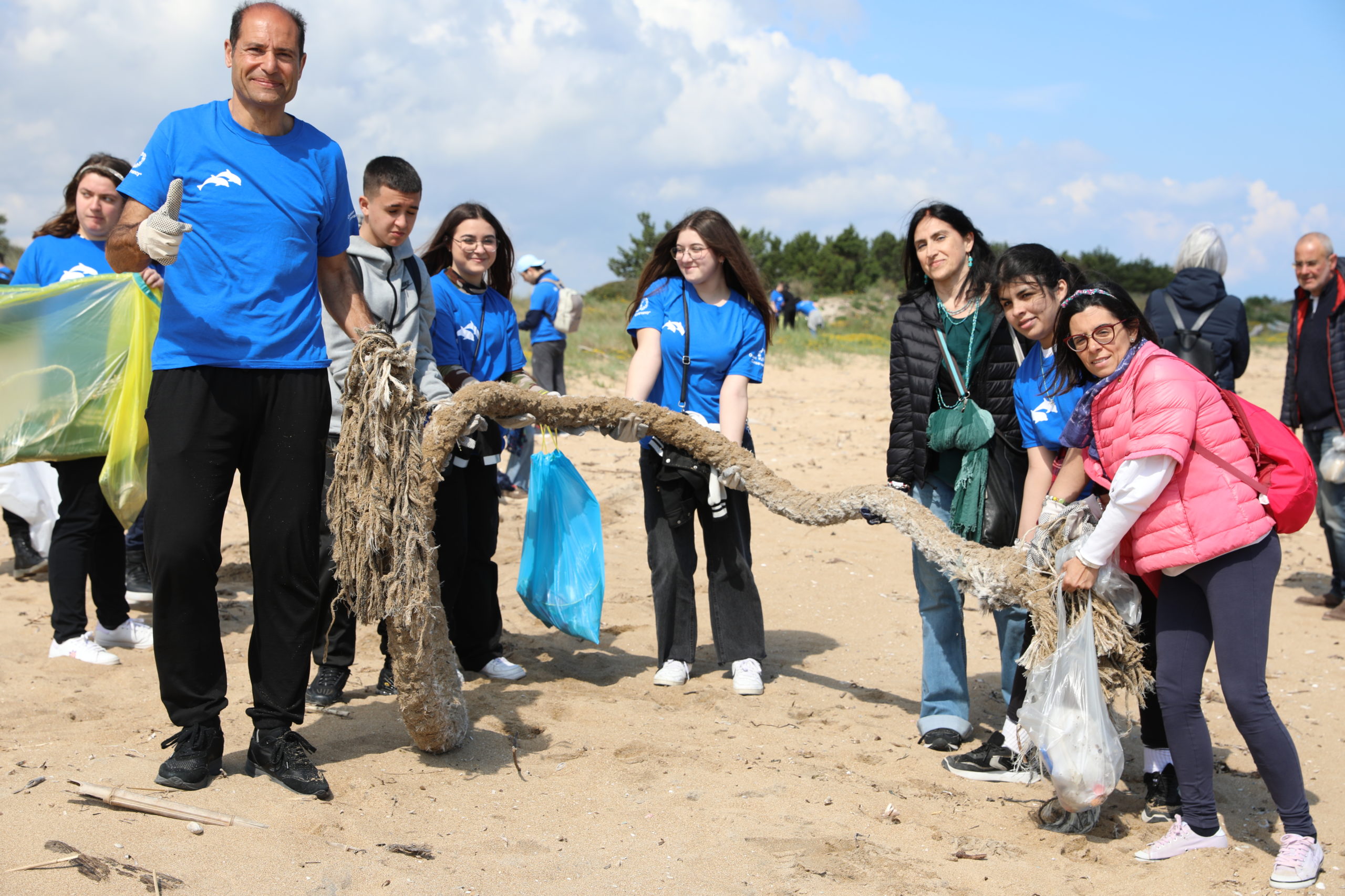 Studenti e volontari insieme per ripulire la spiaggia di Acquatina