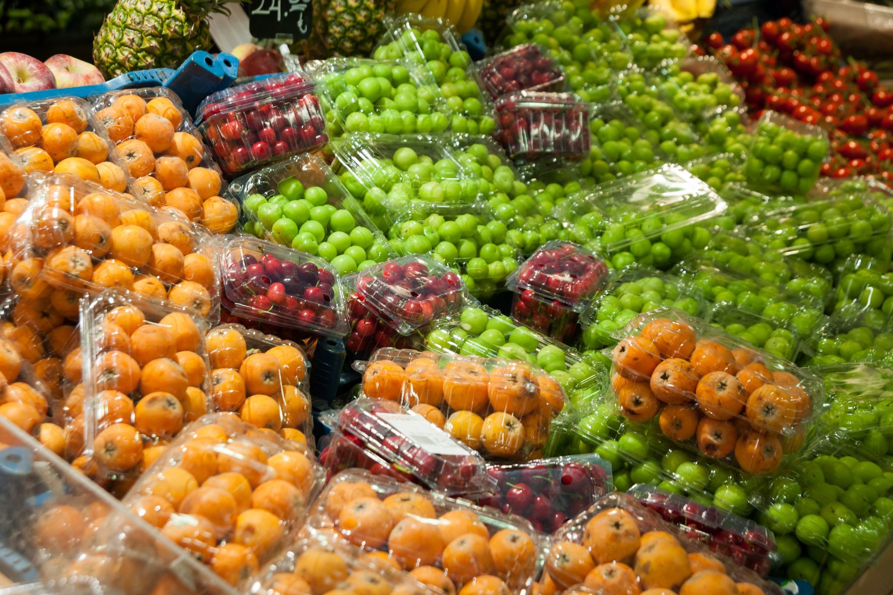 Acquisto di frutta e verdura: gli italiani sono pronti a fare a meno della plastica