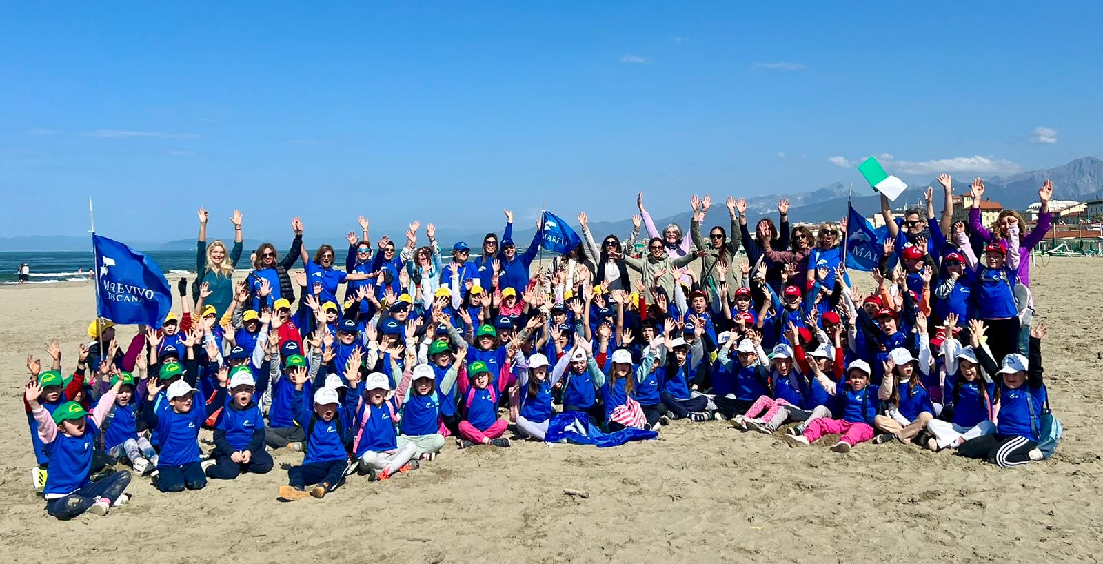 Nella Giornata del Mare, educazione ambientale sulla spiaggia di Viareggio con cento bambini