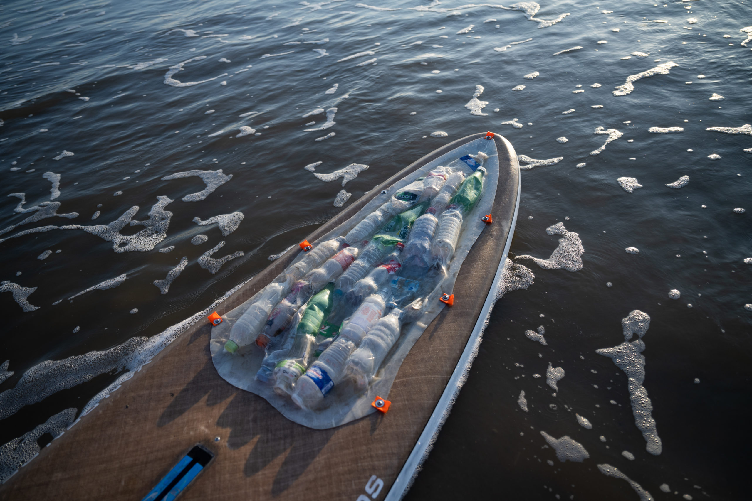 “Plastic Soup Surfer”: il surfista e biologo olandese approda a Roma