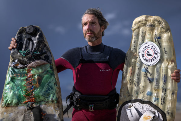 Nederland, Katwijk aan Zee, 12-09-2025
Merijn Tinga, de Plastic Soup Surfer met 2 gerecycelde surfboards.
Foto: Klaas Jan van der Weij